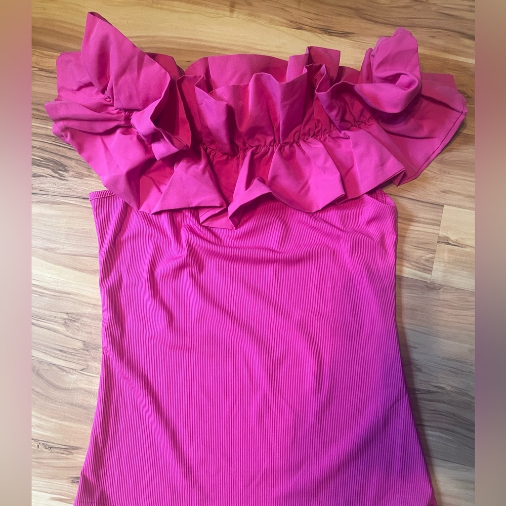 NWOT women Ruffle off shoulder pink top with ridge pattern size large